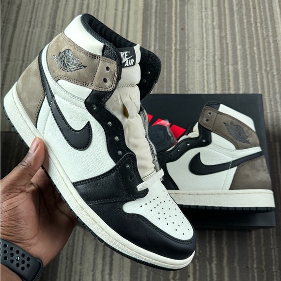 Size 10.5 - Jordan 1 Retro OG High Dark Mocha 555088-105 - Picture 1 of 8